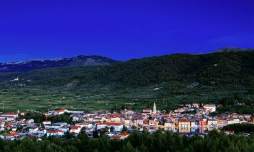 Zdjecie CHORWACJA / rodkowej Dalmacji -Hvar /  Stari Grad  / Miasto w nocnej scenerii.