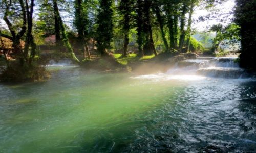 Zdjecie CHORWACJA / rodkowa Chorwacja / Slunj-Rastoke; skansen mynw wodnych / w cieniu wysokich drzew...