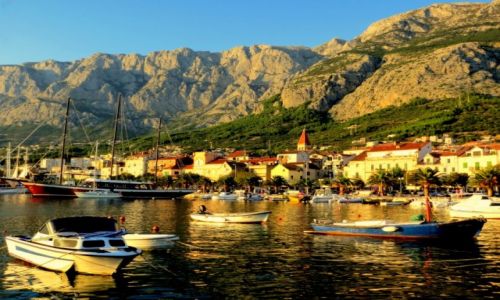 Zdjecie CHORWACJA / Dalmacja / Makarska / spokj powoli ogarnia port...