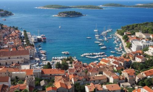 Zdjecie CHORWACJA / Hvar / Hvar - port / owietlony rannym socem...