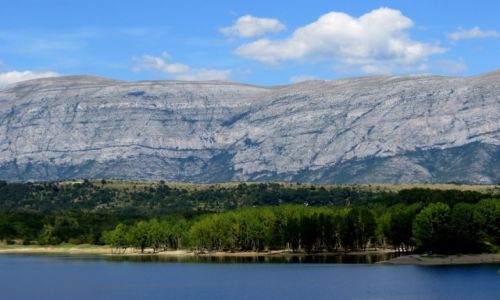 Zdjecie CHORWACJA / Dalmacja / jezioro Peruko, na trasie Knin-Sinj, u podna Gr Dynarskich / drugi brzeg...