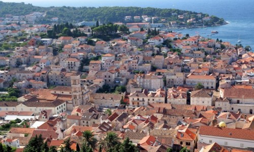 Zdjecie CHORWACJA / Hvar / Hvar -najwaniejsze i  najpikniejsze miasto na wyspie / rozoyo si na wzgrzu nad zatok...