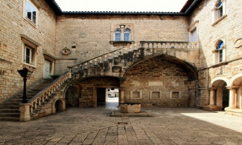 Zdjcie CHORWACJA / rodkowa Dalmacja / Trogir / Ratusz miejski, dziedziniec
