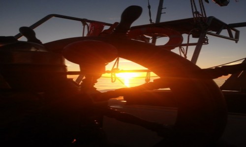 Zdjęcie CHORWACJA / okolice wyspy Hvar / morze / sterując o zachodzie słońca...