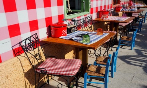 Zdjecie CHORWACJA / pnocna Dalmacja / Biograd na Moru / restauracja w krat