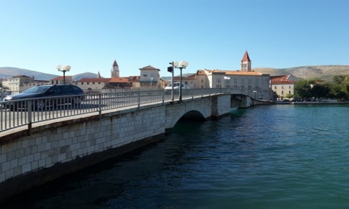 CHORWACJA / Dalmacja / Trogir / Widok na most i Trogir z wyspy Ciovo