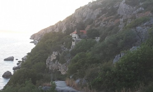 CHORWACJA / Dalmacja / Ciovo / Widok ze cieki przebiegajcej nad urwiskiem