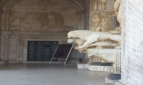 Zdjecie CHORWACJA / Dalmacja / Trogir / Lwy strzegce wejcia do Katedry w. Wawrzyca