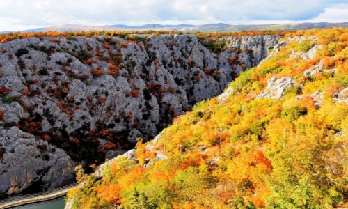 Zdjecie CHORWACJA / Dalmacja rodkowa / Zadvarje, kanion Cetiny / w drodze do morza...