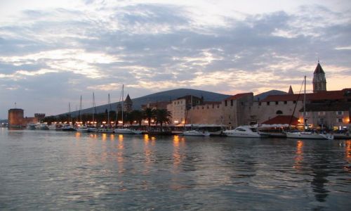 Zdjecie CHORWACJA / Dalmacja / Trogir / Adriatyckiego wybrzea pereka- Trogir
