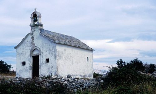 CHORWACJA / Dalmacja / wyspa Hvar / kapliczka wśród pól