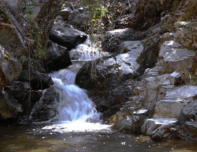 Zdj cia: Rzeka Kryos Potamos, Góry Troodos, Z nurtem rzeki, CYPR Zdj cia: Rzeka Kryos Potamos, Góry Troodos, Z nurtem rzeki, CYPR