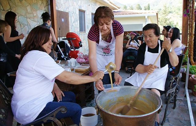 Zdj cia: Agros, Pitsilia, Cypryjskie gospodynie na festynie, CYPR Zdj cia: Agros, Pitsilia, Cypryjskie gospodynie na festynie, CYPR