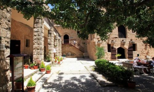 Zdjcie CYPR / Kyrenia  / Zamek / Kafejka w cieniu drzew