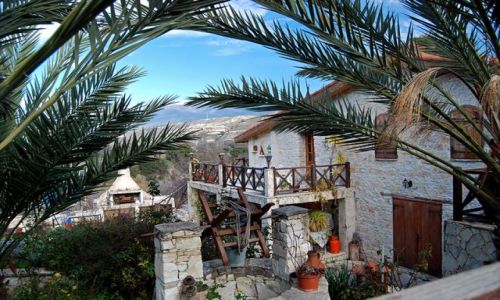 CYPR / Troodos / Lania / Zabudowa w wiosce Lania