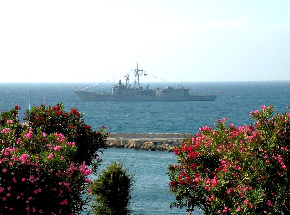 Zdjęcia: Girne, Kyrenia, Okręt wojenny i oleandry, CYPR PÓŁNOCNY Zdjęcia: Girne, Kyrenia, Okręt wojenny i oleandry, CYPR PÓŁNOCNY