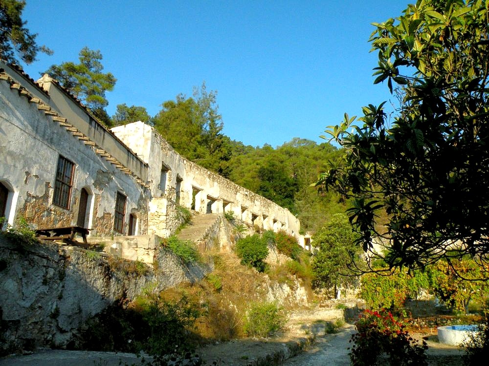 Zdjęcia: okolice Girne, Kyrenia, Górny budynek pustelni, CYPR PÓŁNOCNY Zdjęcia: okolice Girne, Kyrenia, Górny budynek pustelni, CYPR PÓŁNOCNY