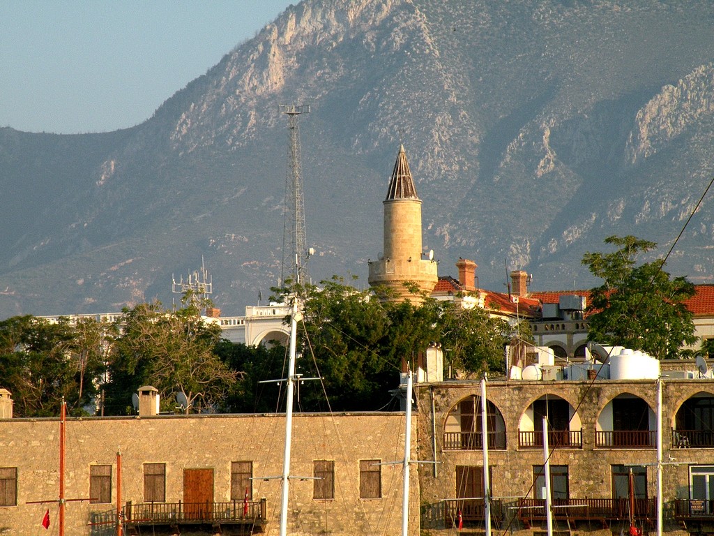 Zdjęcia: Girne, Kyrenia, Widok na Girne z portu., CYPR PÓŁNOCNY Zdjęcia: Girne, Kyrenia, Widok na Girne z portu., CYPR PÓŁNOCNY
