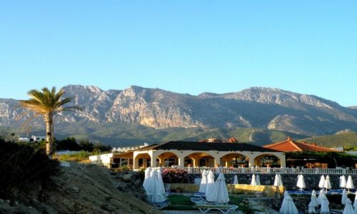 Zdjęcie CYPR PÓŁNOCNY / Kyrenia / 8,3 km od centrum Girne / Wieczorem kąpiel w basenie, o świcie w morzu