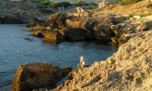 Zdjęcie CYPR PÓŁNOCNY / Kyrenia / 8,3 km od centrum Girne / O świcie, wędkarz nad Morzem Śródziemnym