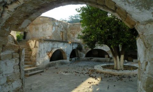 Zdjcie CYPR PӣNOCNY / Kyrenia / Okolice Girne / Gwny dziedzinec pustelni