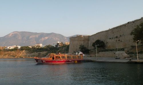 Zdjęcie CYPR PÓŁNOCNY / Kyrenia / Girne / Statek rozrywkowy, obok twierdza