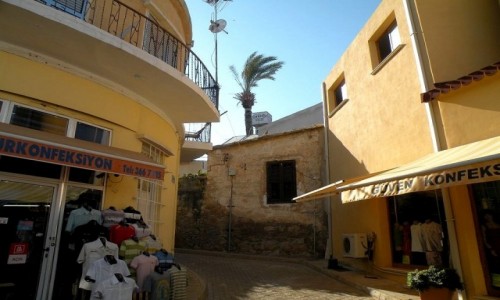 Zdj�cie CYPR PӣNOCNY / Famagusta / miasto / Uliczka w Famagu�cie