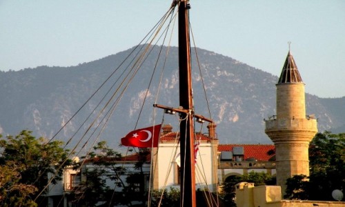 Zdjcie CYPR PӣNOCNY / Kyrenia / Girne / Widok na minaret i gry