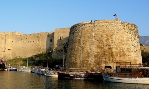 Zdjcie CYPR PӣNOCNY / Kyrenia / Girne /  Przysadzista wiea zamku Kyrenia.