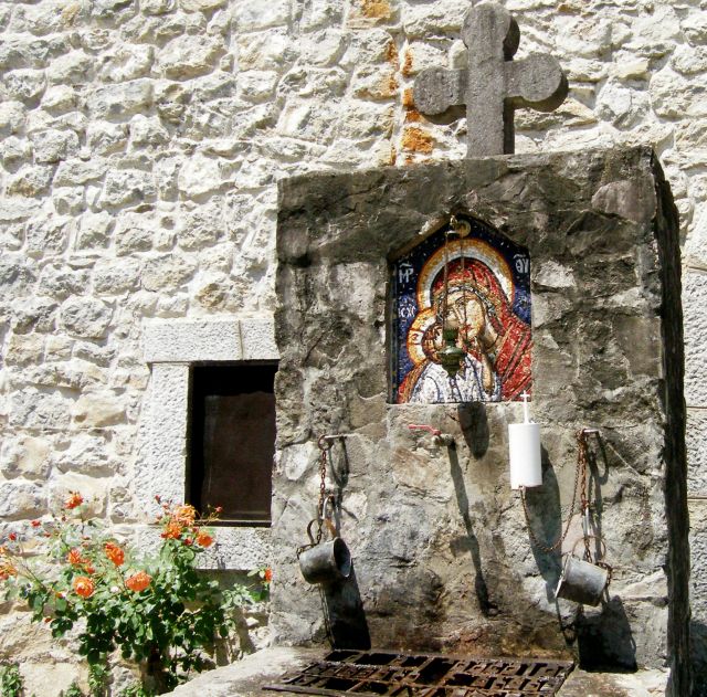Zdjęcia: Monastyr Moraca, Dla spragnionych, CZARNOGÓRA Zdjęcia: Monastyr Moraca, Dla spragnionych, CZARNOGÓRA