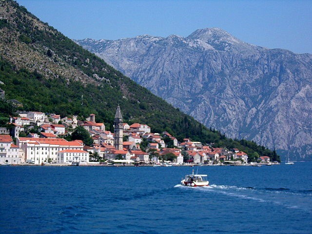Zdj cia: Perast, Boka Kotorska, Perast na tle gór, CZARNOGÓRA Zdj cia: Perast, Boka Kotorska, Perast na tle gór, CZARNOGÓRA