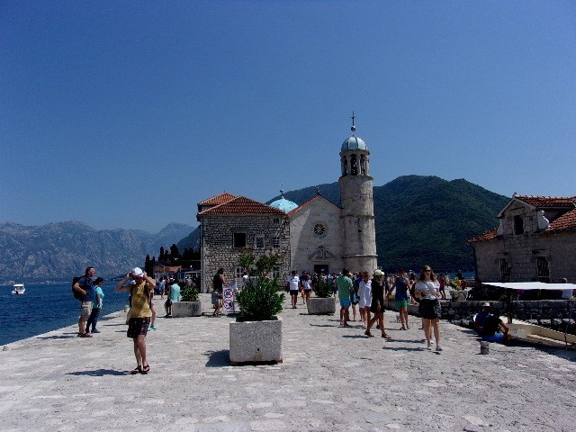 Zdj cia: okolice Perastu, Boka Kotorska, Kościółek na wyspie od strony wejścia, CZARNOGÓRA Zdj cia: okolice Perastu, Boka Kotorska, Kościółek na wyspie od strony wejścia, CZARNOGÓRA