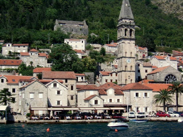 Zdj cia: Perast, Boka Kotorska, Na górze ruina po trzęsieniu ziemi, CZARNOGÓRA Zdj cia: Perast, Boka Kotorska, Na górze ruina po trzęsieniu ziemi, CZARNOGÓRA