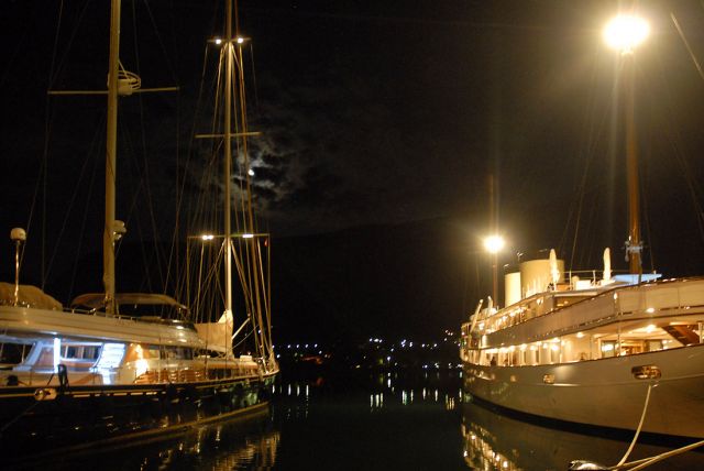 Zdjęcia: Kotor, Zatoka Kotorska , prywatne "stateczki" w porcie:), CZARNOGÓRA Zdjęcia: Kotor, Zatoka Kotorska , prywatne "stateczki" w porcie:), CZARNOGÓRA