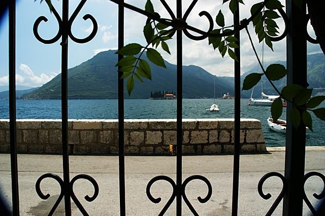 Zdjęcia: Perast, w tle wysepka kościelna , CZARNOGÓRA Zdjęcia: Perast, w tle wysepka kościelna , CZARNOGÓRA