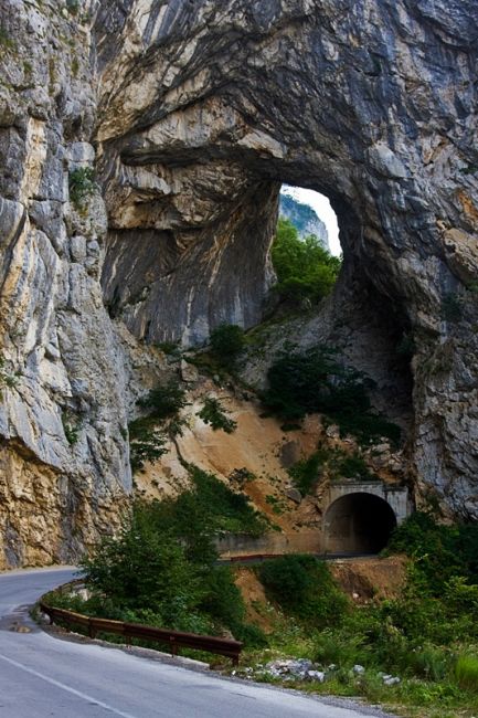 Zdjęcia: pogranicze Bośni i Czarnogóry, tunel ..., CZARNOGÓRA Zdjęcia: pogranicze Bośni i Czarnogóry, tunel ..., CZARNOGÓRA