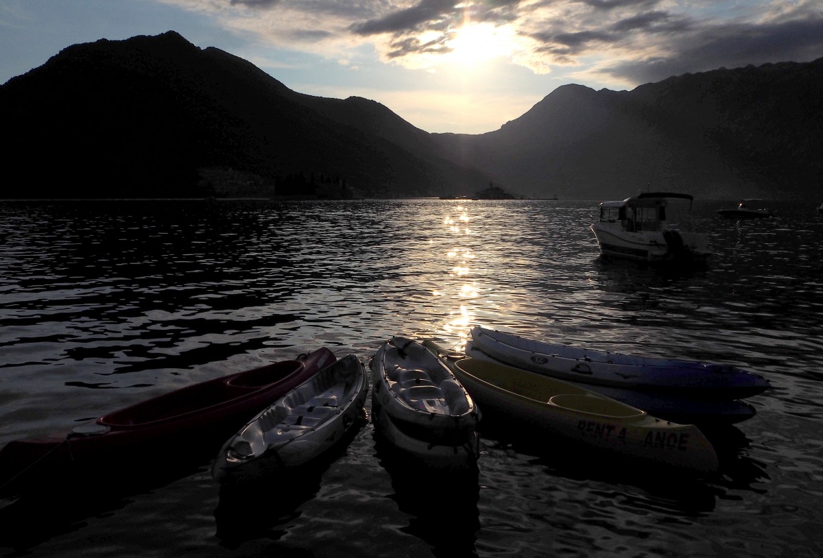 Zdjęcia: Perast, Zatoka Kotorska, zmierzch, więc – chyba już czas..., CZARNOGÓRA Zdjęcia: Perast, Zatoka Kotorska, zmierzch, więc – chyba już czas..., CZARNOGÓRA