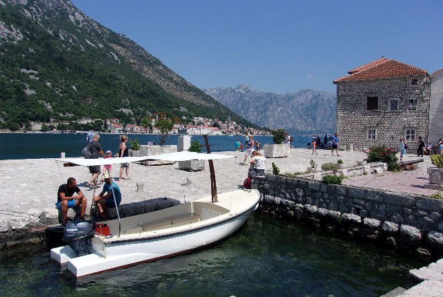 Zdjęcia: naprzeciw Perastu, Boka Kotorska, Wysepka usypana przez ludzi, CZARNOGÓRA Zdjęcia: naprzeciw Perastu, Boka Kotorska, Wysepka usypana przez ludzi, CZARNOGÓRA