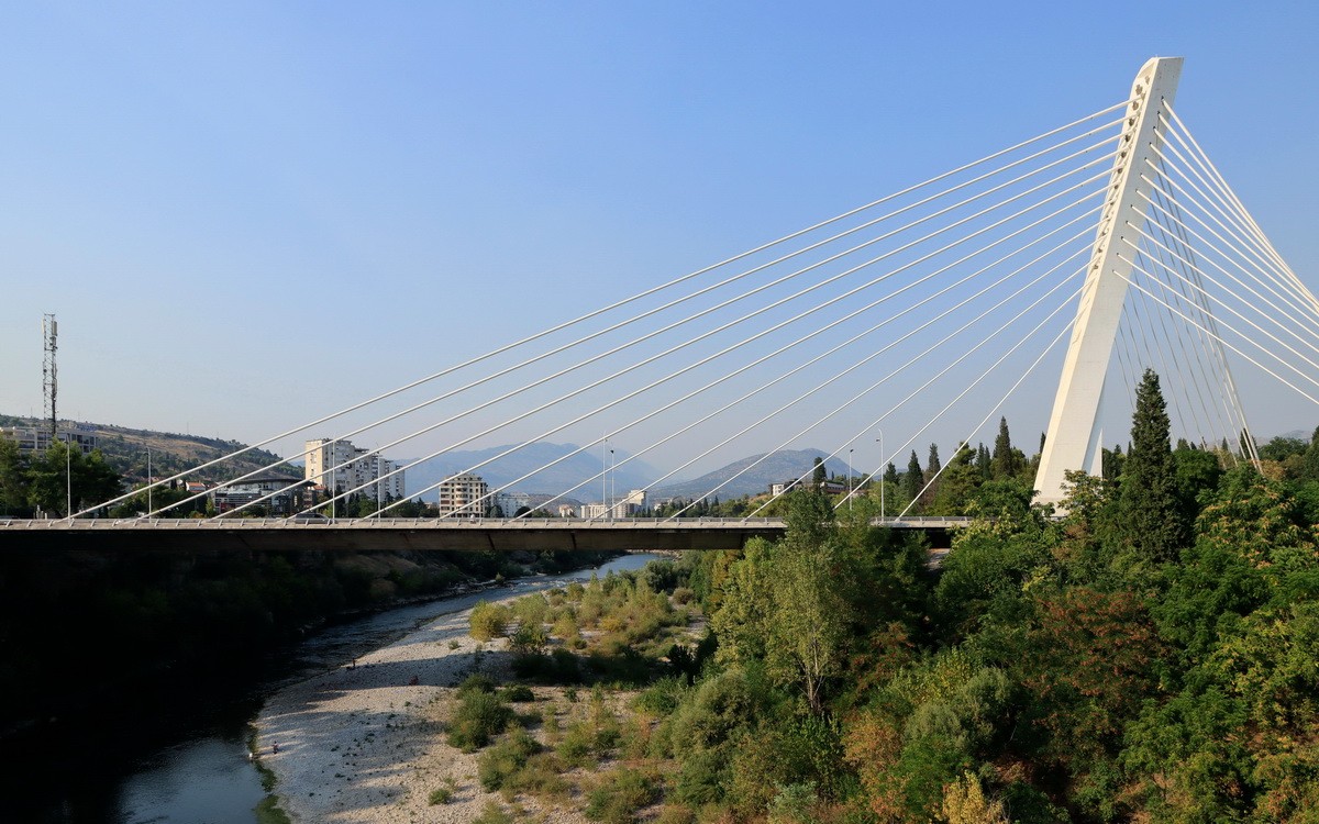 Zdjęcia: Podgorica, Wantowy most Milenium nad rzeką Morača, CZARNOGÓRA Zdjęcia: Podgorica, Wantowy most Milenium nad rzeką Morača, CZARNOGÓRA
