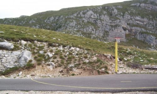 Zdjęcie CZARNOGÓRA /  Góry Dynarskie / Park Narodowy Durmitor / Boisko na zakręcie