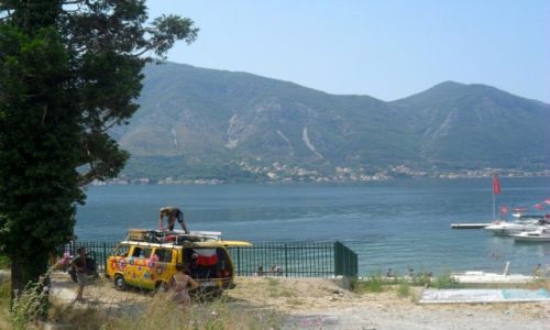 Zdjecie CZARNOGRA / Kotor / spokojna plaa oddalona nieco od zabytkowego miasta / bakaskie plaowanie