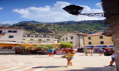 Zdjecie CZARNOGRA / Kotor / Kotor / Czerwony kapelusz w Kotorze