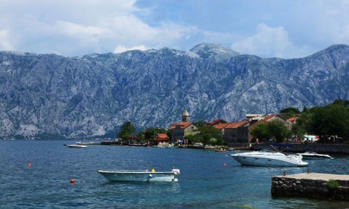 Zdjęcie CZARNOGÓRA / Zatoka Kotorska / Muo / Miasteczko w błękitnej oprawie