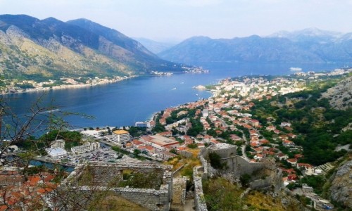 Zdjęcie CZARNOGÓRA / ... / w drodze na cytadelę / kotorskie dachówki i Boka Kotorska