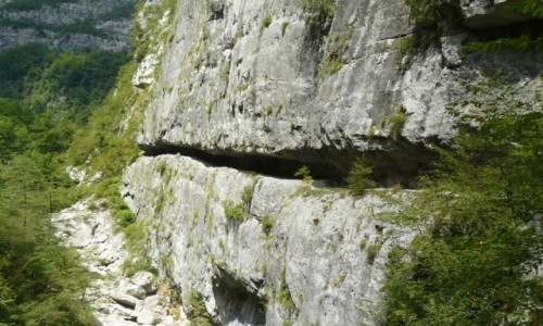 Zdjecie CZARNOGRA / region Kolasin / kanion rzeki Mrvica / Kanion Mrtvicy - droga w skale