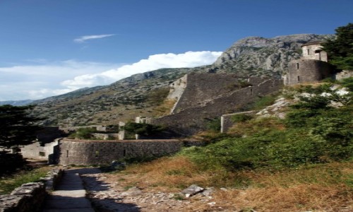 Zdjcie CZARNOGRA / Kotor / Twierdza w. Jana  / Mury i gry