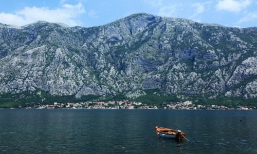 Zdjęcie CZARNOGÓRA / Boka Kotorska / W drodze do Herceg Novi / Łódka