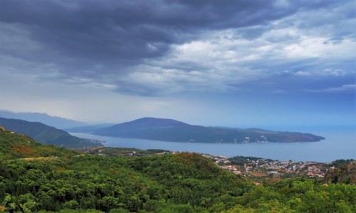 Zdjecie CZARNOGRA / Zatoka Kotorska / w drodze do Kotoru / nie wygldao obiecujco...