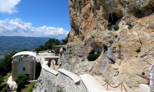 Zdjecie CZARNOGRA / - / monastyr Ostrog, nad dolin Bjelopavlic / na schodach...