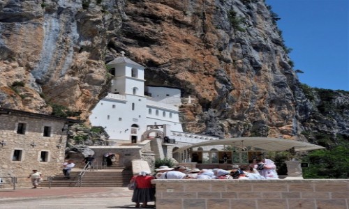 Zdjecie CZARNOGRA / - / Monastyr Ostrog / na zboczu doliny Zety...